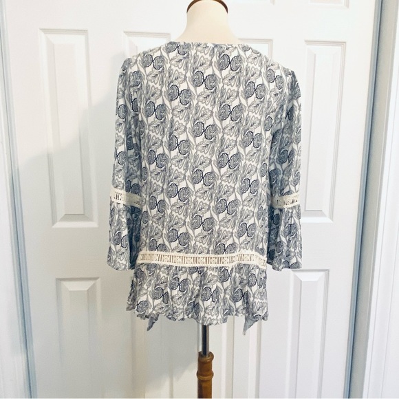 Umgee Navy Floral Boho Blouse Top Sharkbite Hem Bell Sleeve Crochet Womens Sz M - Picture 6 of 9